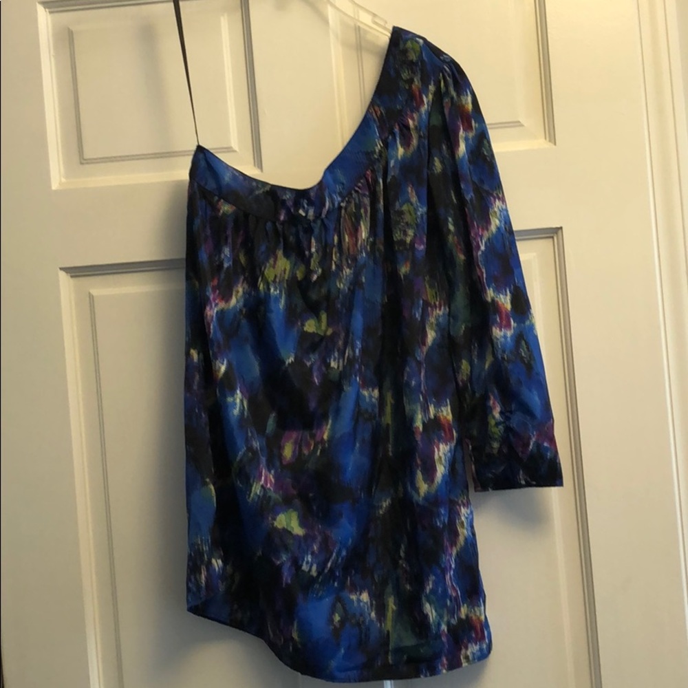 One shoulder half sleeve top